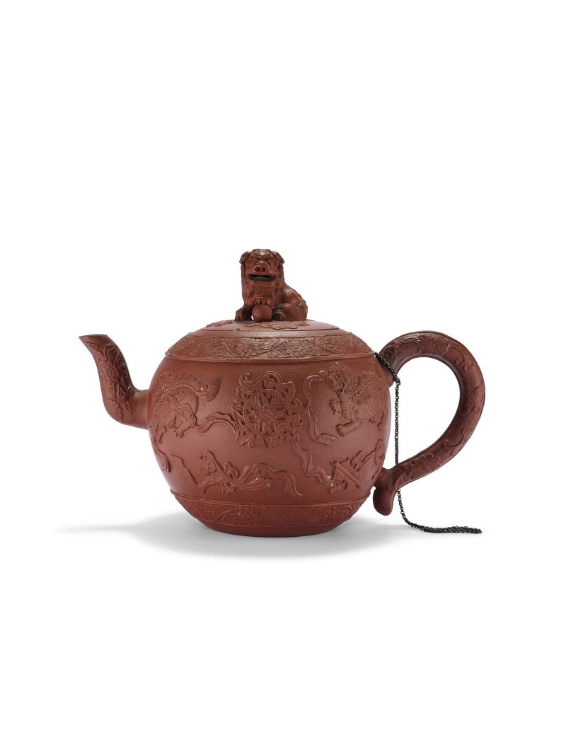 清早期　宜興朱泥佛獅戲球茶壺 | AN YIXING STONEWARE TEAPOT AND COVER
