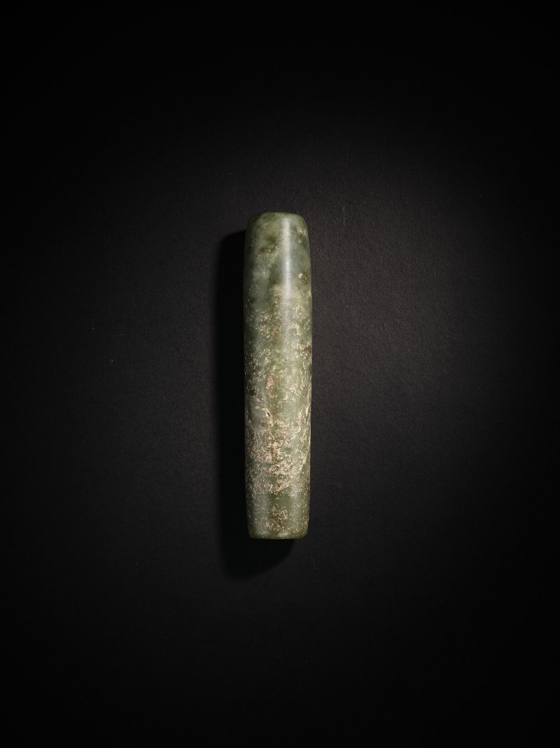 新石器時代　玉管 | A LARGE JADE TUBULAR ORNAMENT - 图4
