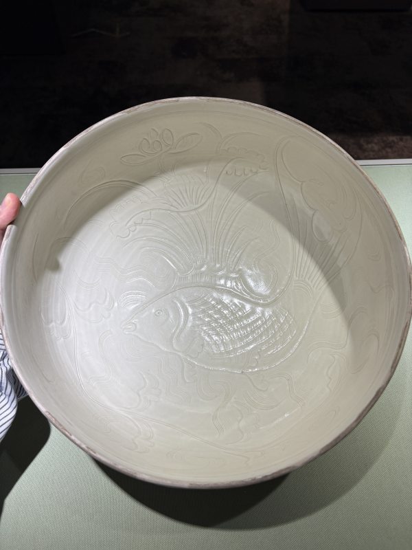明 白瓷刻划鱼藻纹大钵 - 图4