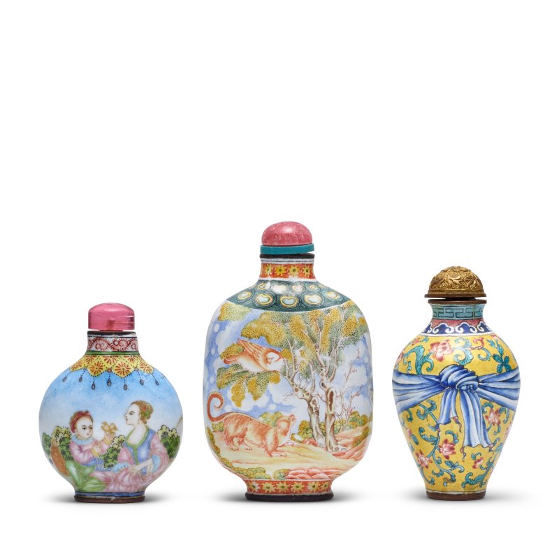二十世紀 乾隆年製款 廣彩鼻烟壺三件 | THREE GUANGZHOU ENAMELLED SNUFF BOTTLES - 图1