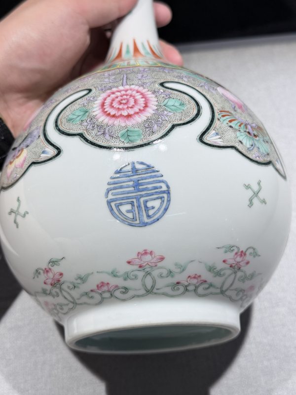 民国 粉彩如意披肩花蝶纹长颈瓶 - 图9