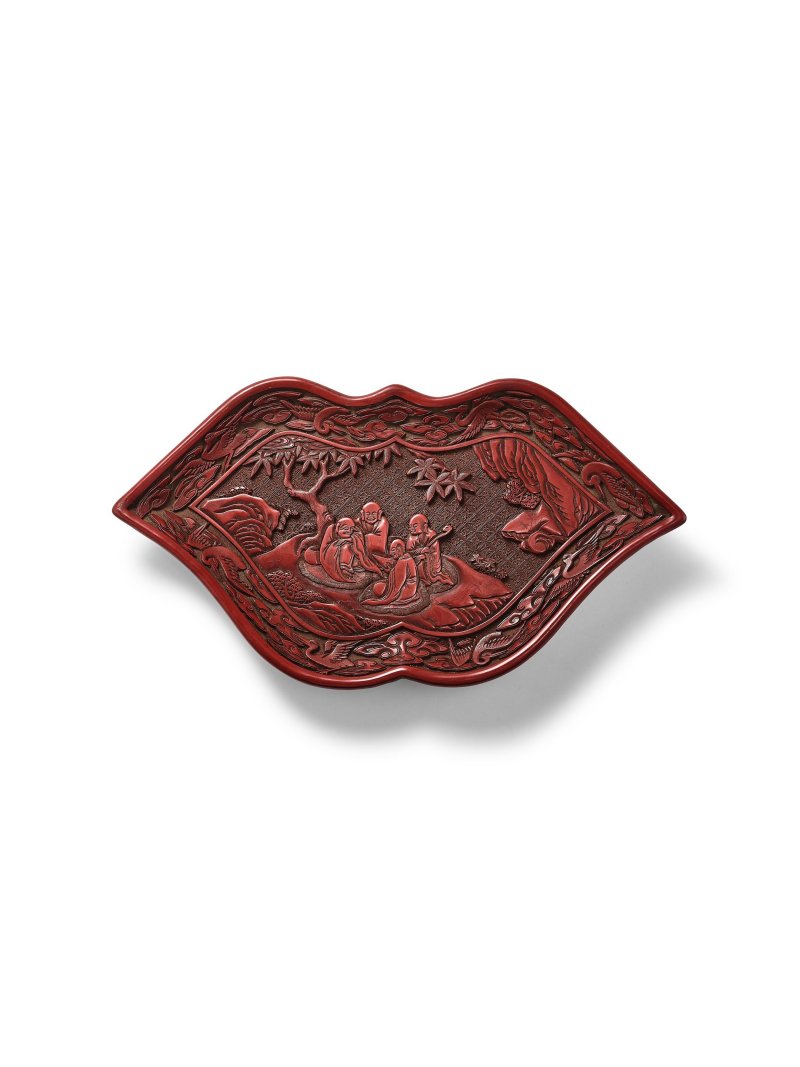 明十五/十六世紀　剔紅菱角式羅漢圖盤 | A CARVED CINNABAR LACQUER WATER CALTROP-SHAPED 'ARHAT' DISH - 图3