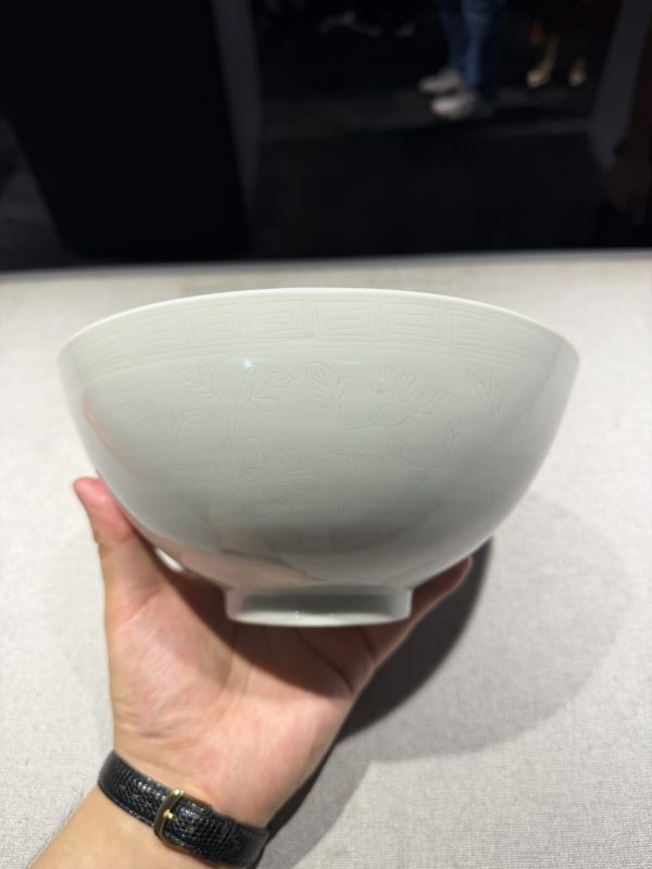 明永乐 甜白外刻缠枝菊纹内蕉叶牡丹纹大莲子碗 - 图7