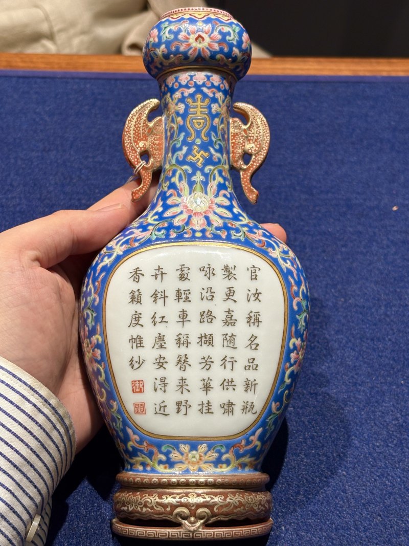 清嘉庆 蓝地洋彩花卉御题诗文壁瓶 - 图5