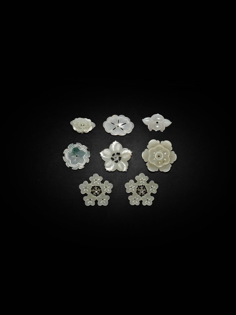 明/清　玉花片一組八件 | A GROUP OF EIGHT JADE FLORAL ORNAMENTS