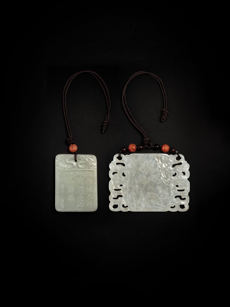 民國　白玉鶴鹿同春圖牌 及 白玉博弈圖詩文牌 | TWO WHITE JADE PENDANTS - 图4