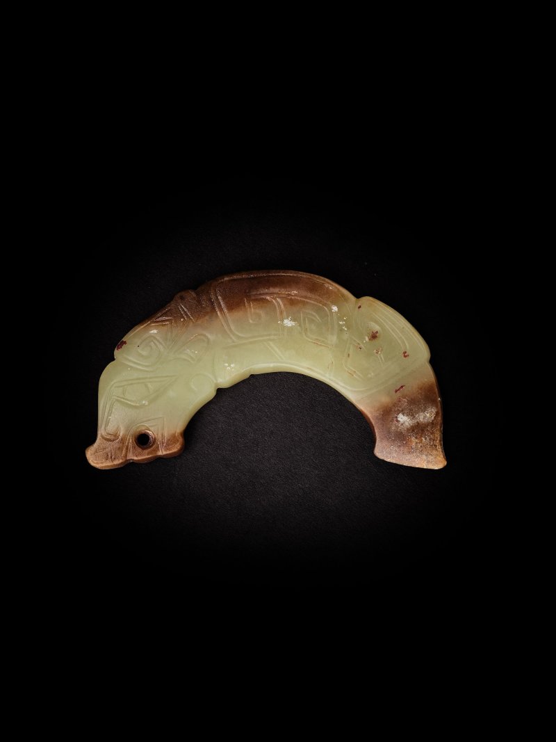 商或更晚　龍紋玉珮 | A GREEN AND BROWN JADE ARC-SHAPED 'DRAGON' PLAQUE - 图4