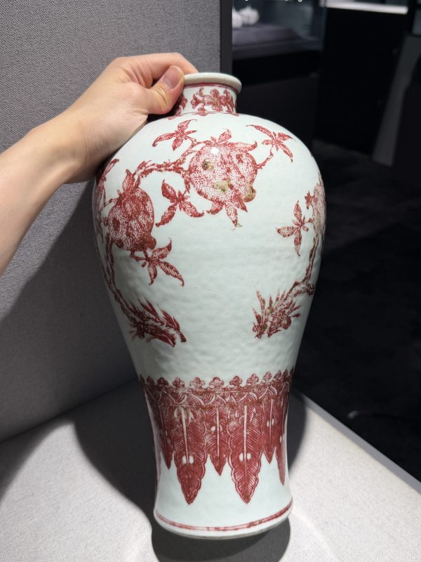 清乾隆 釉里红折枝瑞果梅瓶 - 图6