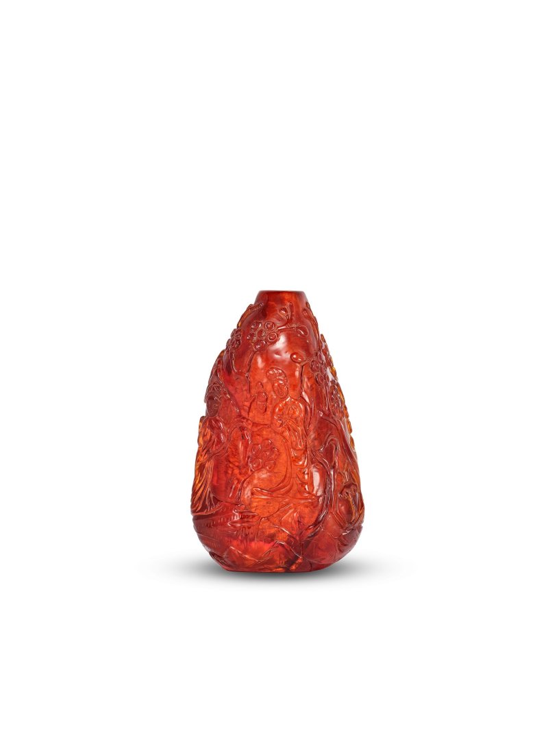 清十八/十九世紀　琥珀鹿鶴仙壽圖鼻煙壺 | A CARVED AMBER 'IMMORTALITY' SNUFF BOTTLE