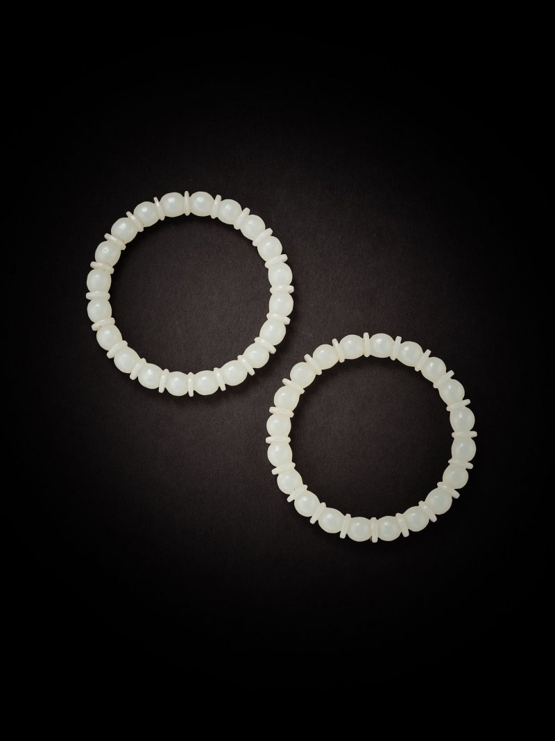 清末　白玉手鐲一對 | A PAIR OF WHITE JADE BANGLES