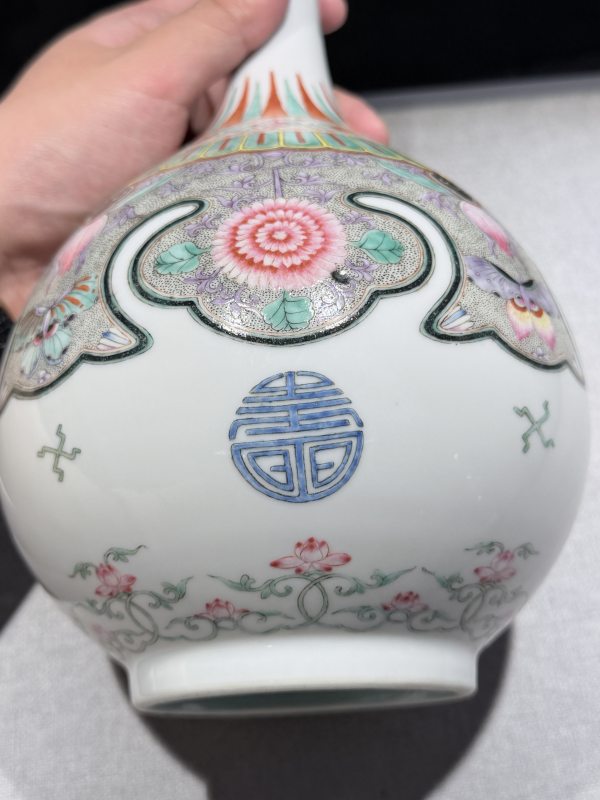 民国 粉彩如意披肩花蝶纹长颈瓶 - 图10
