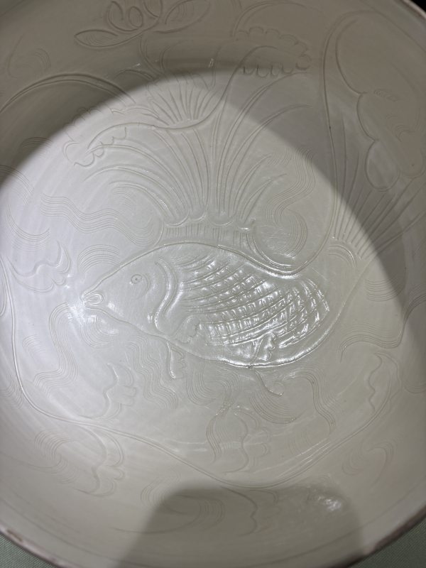 明 白瓷刻划鱼藻纹大钵 - 图5
