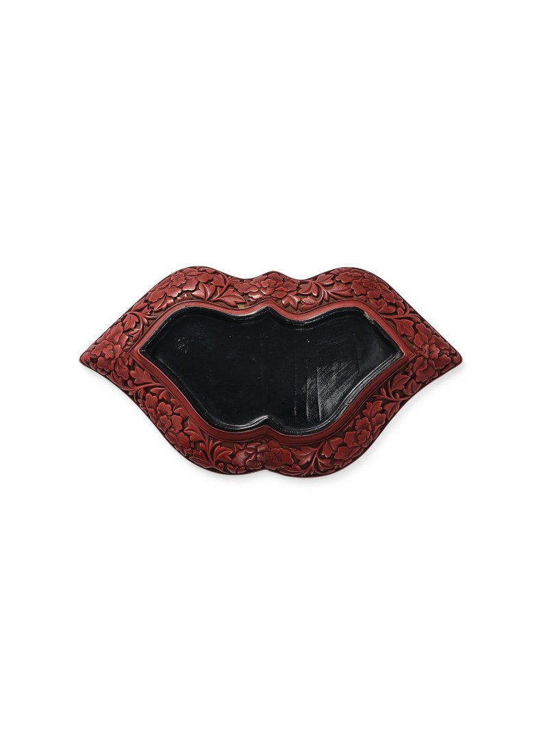 明十五/十六世紀　剔紅菱角式羅漢圖盤 | A CARVED CINNABAR LACQUER WATER CALTROP-SHAPED 'ARHAT' DISH - 图4
