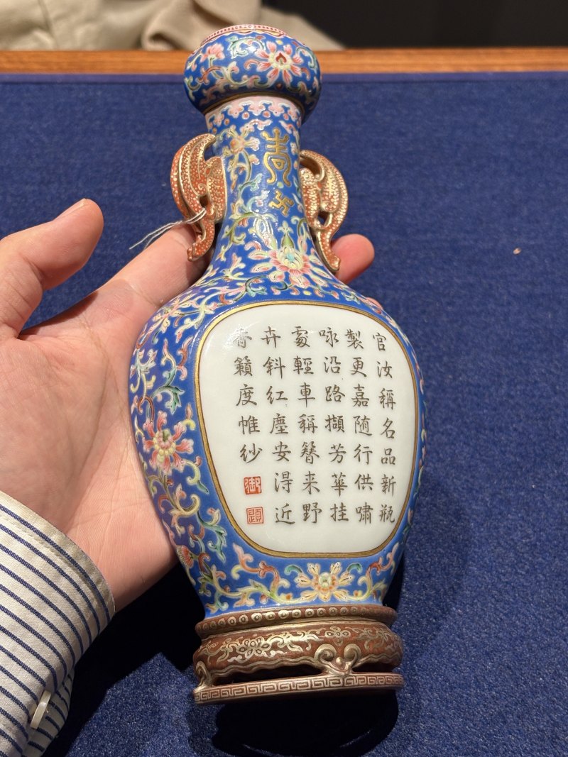 清嘉庆 蓝地洋彩花卉御题诗文壁瓶 - 图6