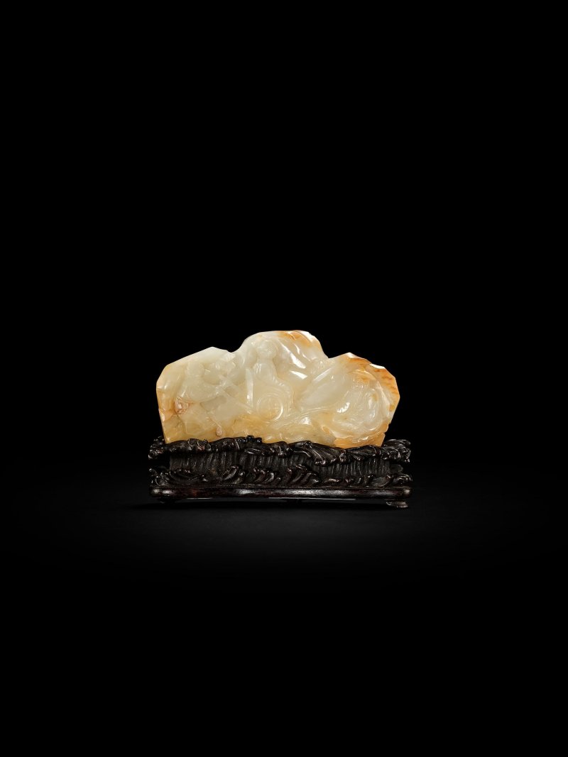 清十八世紀　青白玉帶皮雕鬼谷子下山圖筆山 | A PALE GREEN AND RUSSET JADE 'GUIGUZI' BRUSHREST