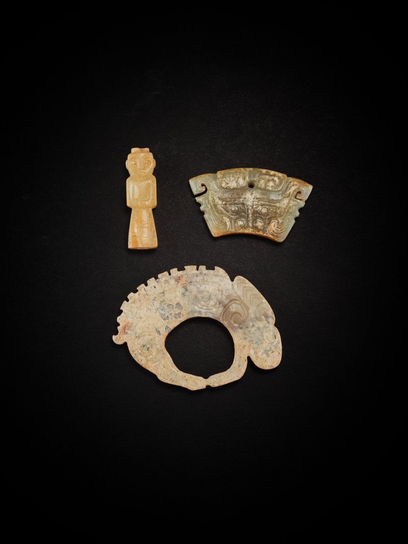各式仿古玉器一組三件 | A GROUP OF THREE ARCHAISTIC JADE ORNAMENTS