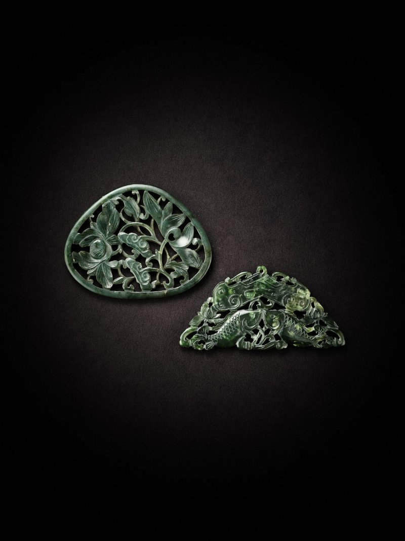 清　碧玉花卉紋飾件 及 碧玉「吉慶有餘」飾件 | TWO RETICULATED SPINACH JADE ORNAMENTS - 图3
