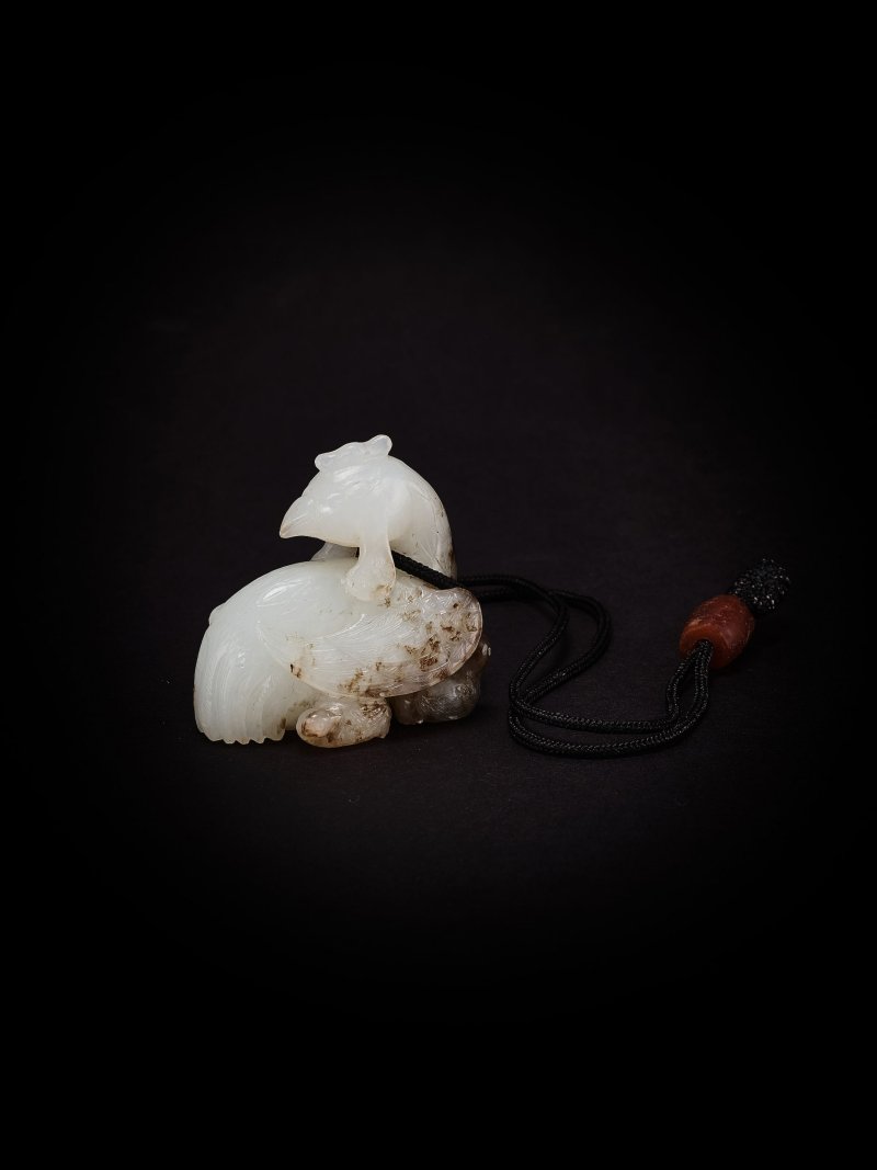 清十八/十九世紀　白玉鳳形珮 | A WHITE JADE FIGURE OF A PHOENIX - 图2