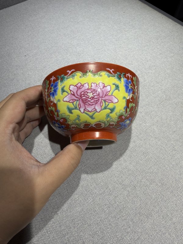 清道光 珊瑚红地洋彩开光花卉纹碗 - 图4