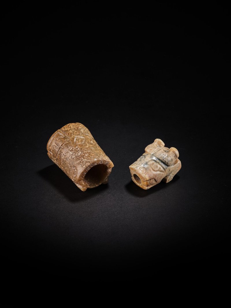 商或較晚　玉獸形珮二件 | TWO JADE ZOOMORPHIC ORNAMENTS - 图4