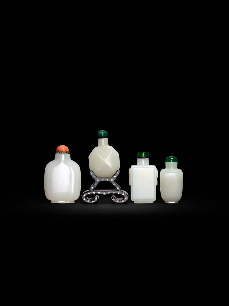 白玉鼻煙壺　一組四件 | FOUR WHITE JADE SNUFF BOTTLES