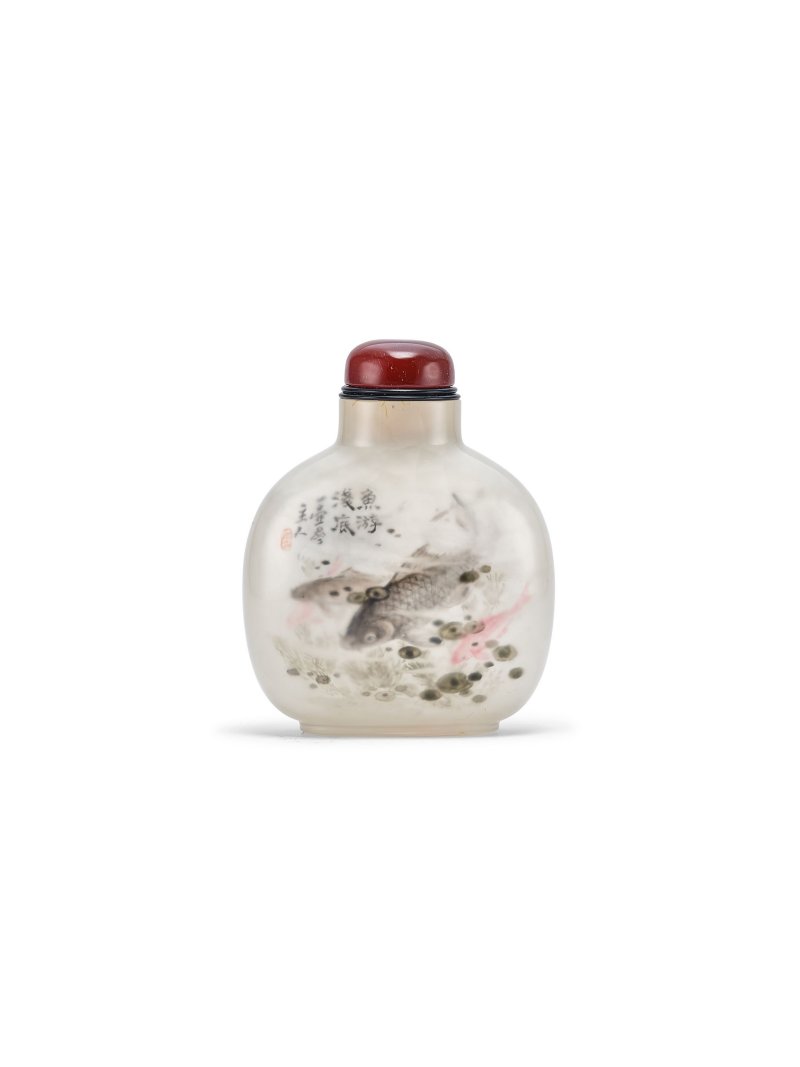 壬戌年（1982）　王習三作瑪瑙內畫「蝶舞」及「魚游淺底」鼻煙壺 | AN INSIDE PAINTED AGATE 'BUTTERFLY AND CARP' SNUFF BOTTLE - 图2