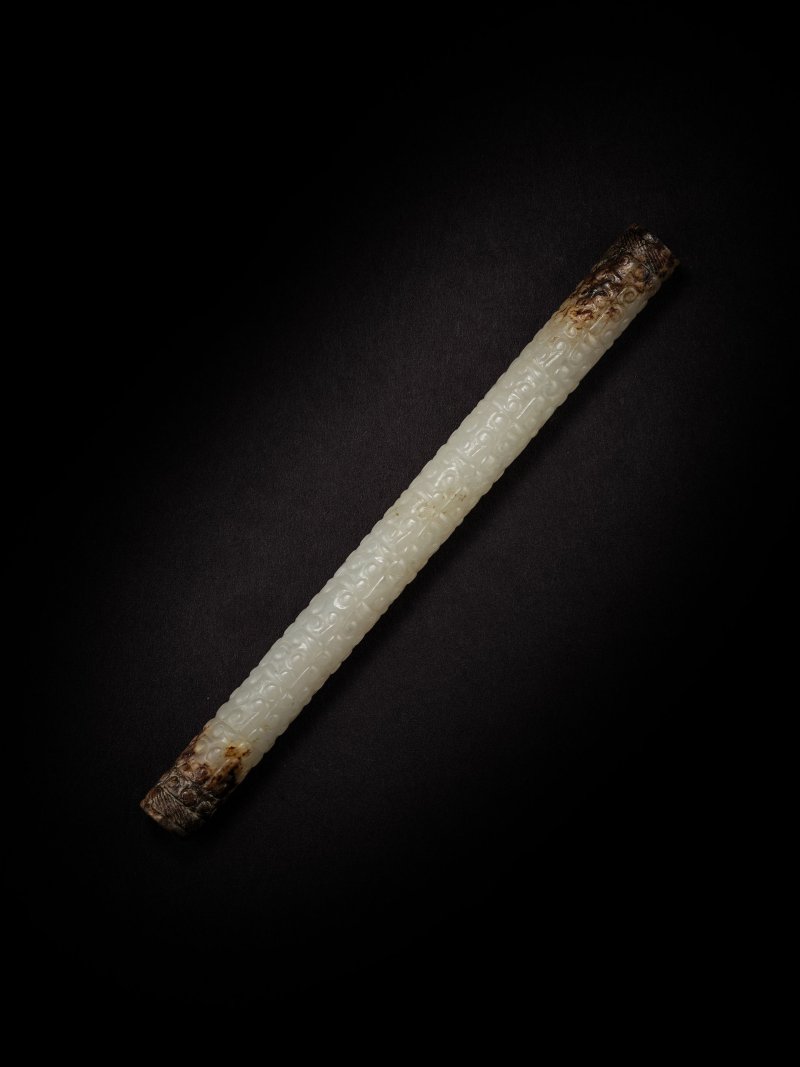 明或更早　玉勾連雲紋棒狀飾 | A JADE CYLINDRICAL ORNAMENT - 图4