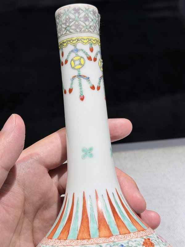 民国 粉彩如意披肩花蝶纹长颈瓶 - 图11