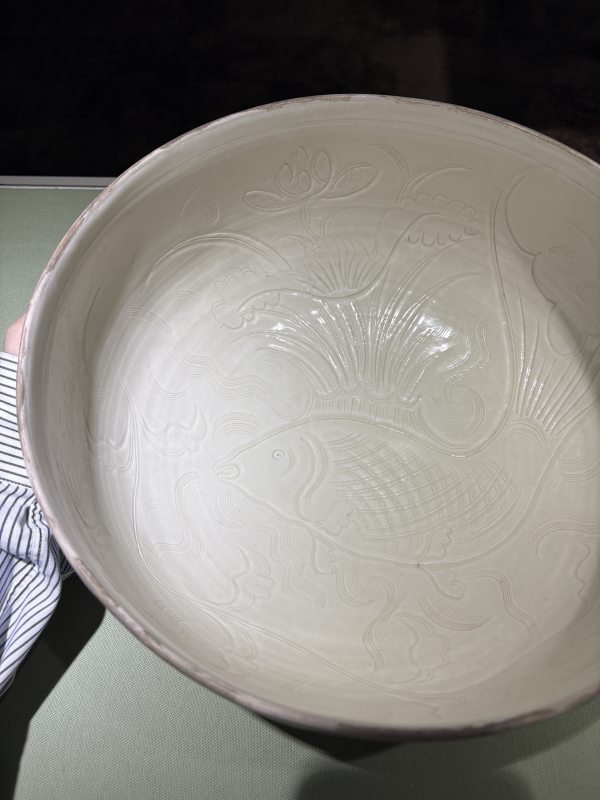 明 白瓷刻划鱼藻纹大钵 - 图6