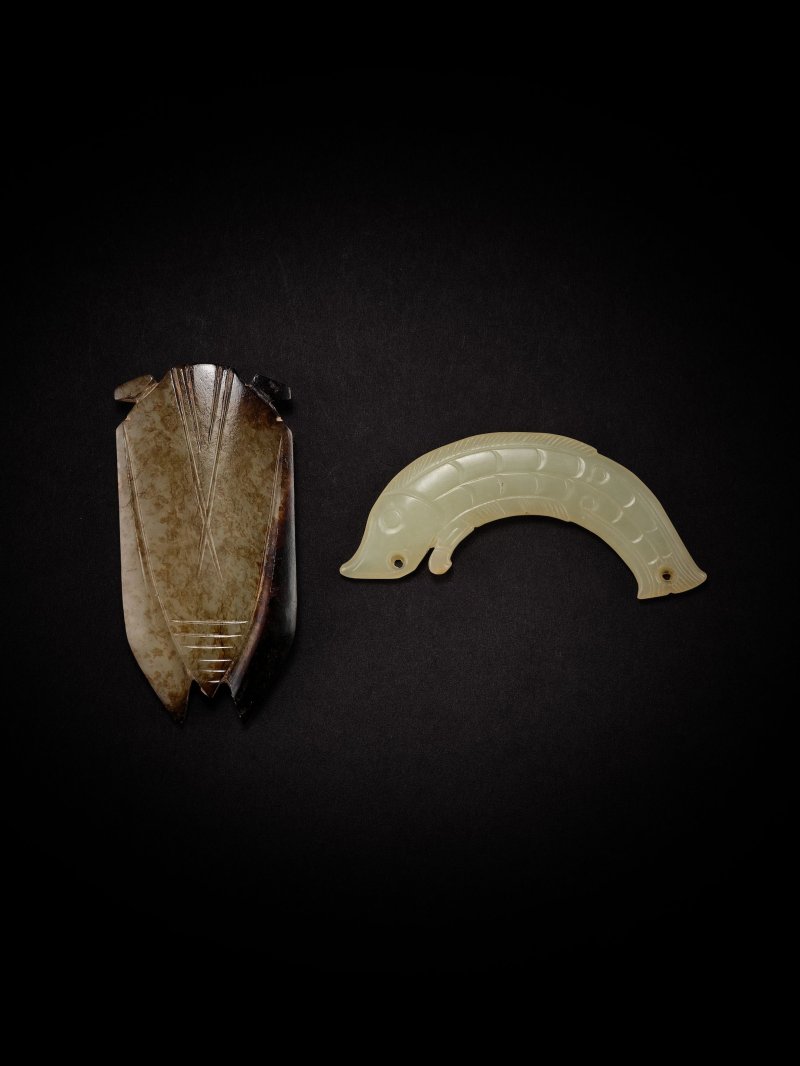 商至周　玉魚形珮 | A JADE FISH-FORM PENDANT AND A JADE CICADA - 图2