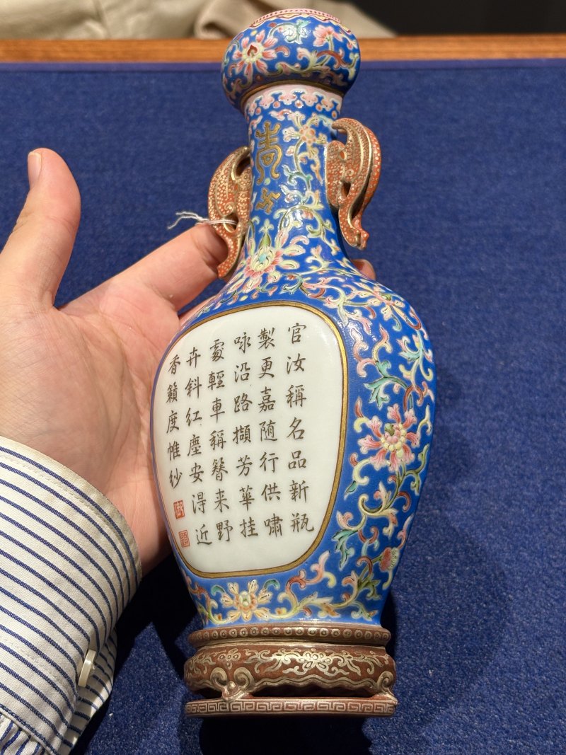 清嘉庆 蓝地洋彩花卉御题诗文壁瓶 - 图7