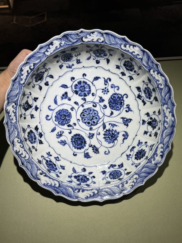 明永乐 青花缠枝四季花卉折沿海浪菱口盘 - 图8