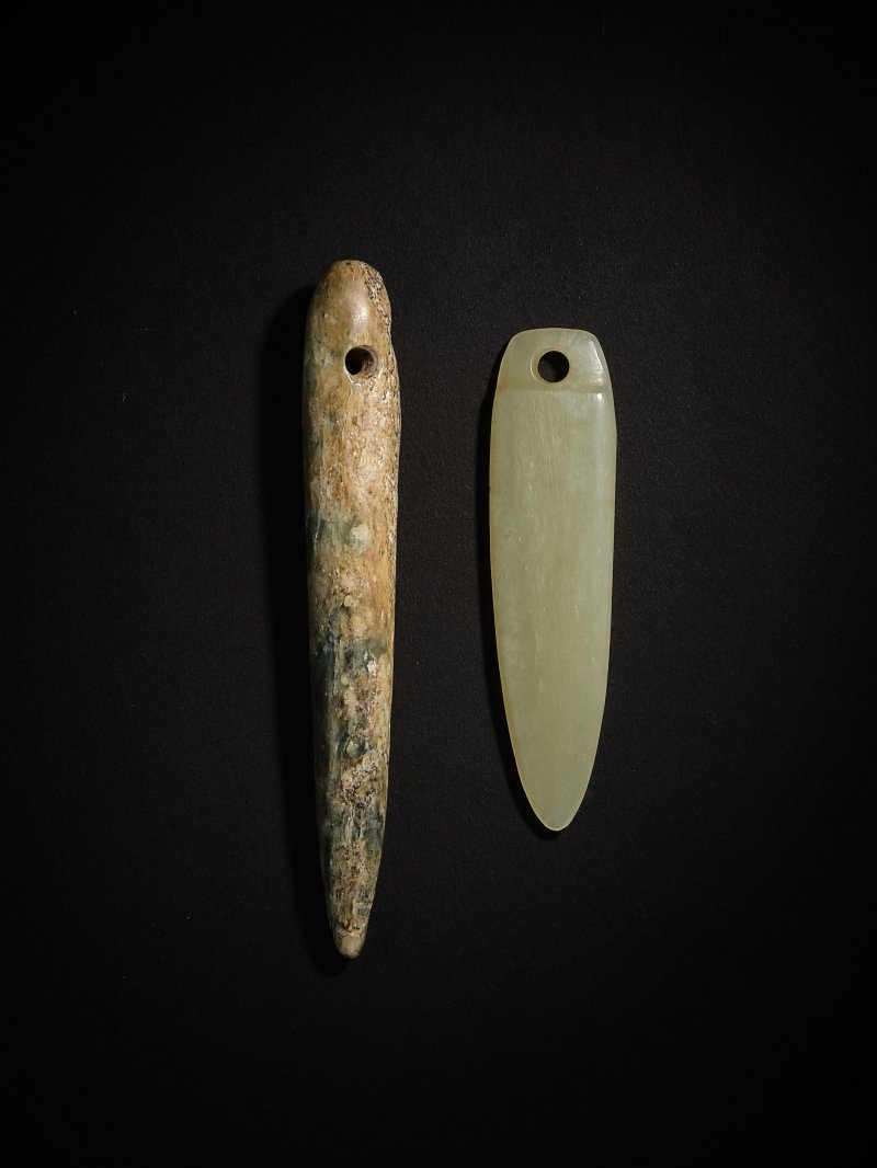 新石器時代　玉錐形飾兩件 | TWO JADE AWL-SHAPED ORNAMENTS - 图2