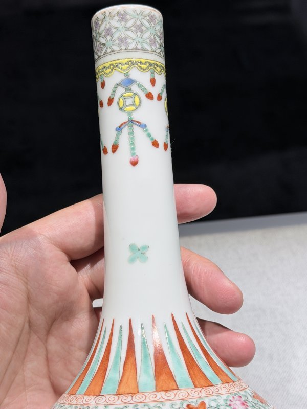 民国 粉彩如意披肩花蝶纹长颈瓶 - 图12