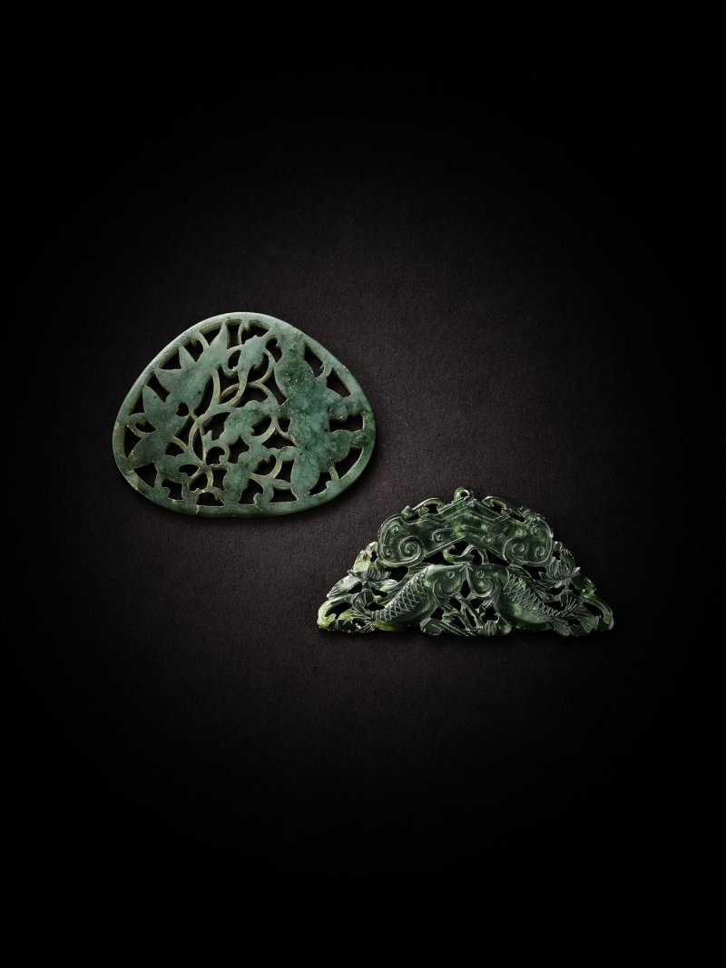 清　碧玉花卉紋飾件 及 碧玉「吉慶有餘」飾件 | TWO RETICULATED SPINACH JADE ORNAMENTS - 图4