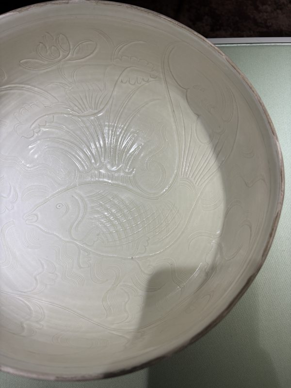 明 白瓷刻划鱼藻纹大钵 - 图7