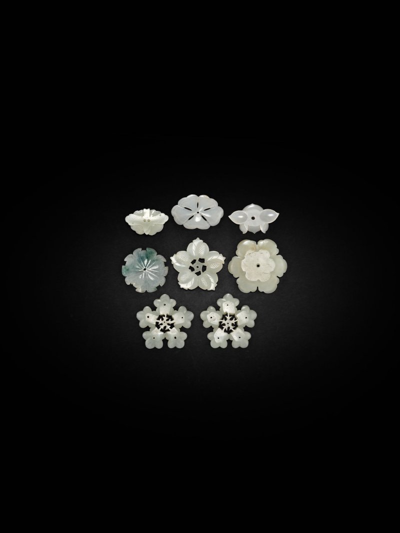 明/清　玉花片一組八件 | A GROUP OF EIGHT JADE FLORAL ORNAMENTS - 图4