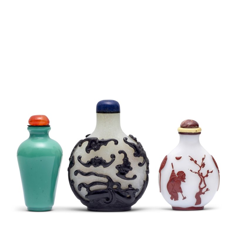 十九世紀 白地套褐色料鼻烟壺一件 | THREE GLASS SNUFF BOTTLES