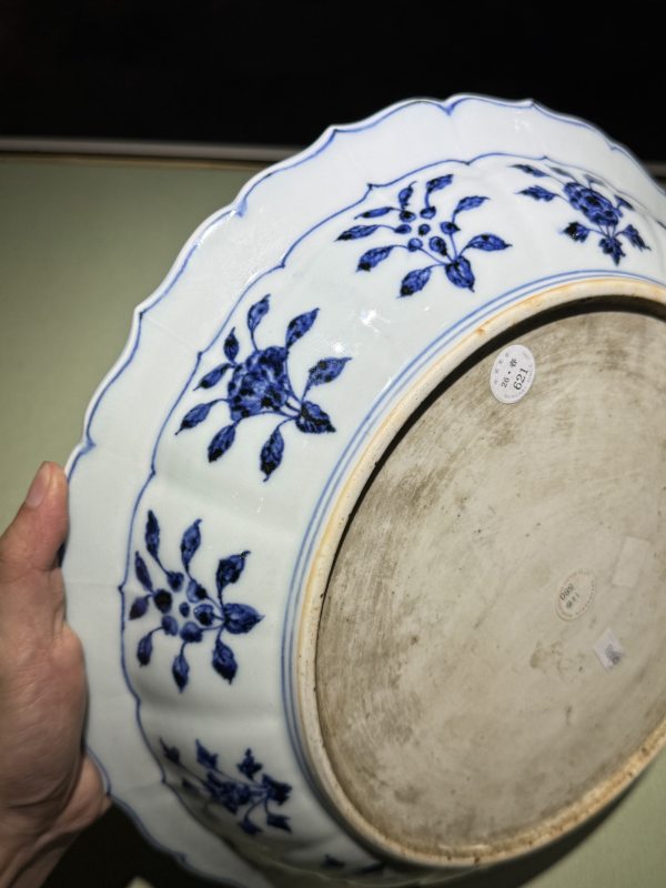 明永乐 青花缠枝四季花卉折沿海浪菱口盘 - 图9