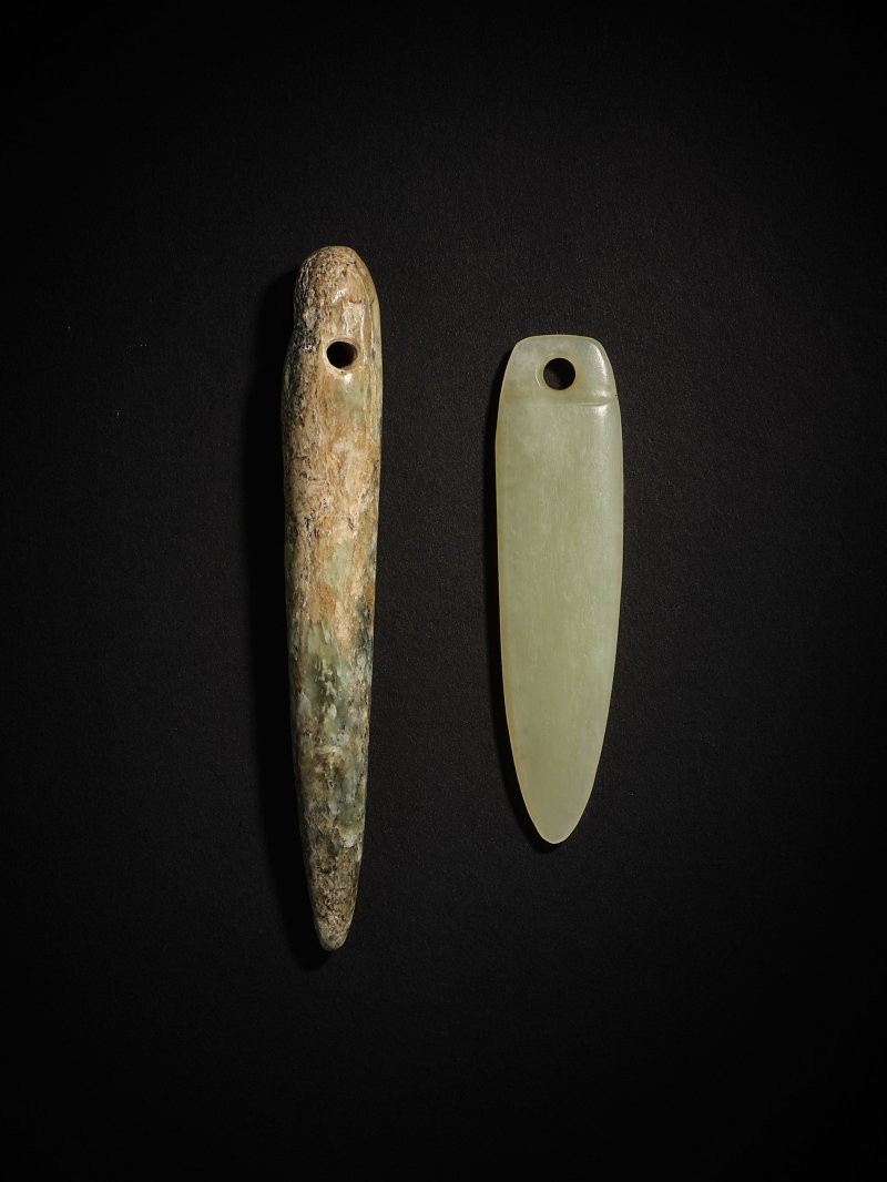 新石器時代　玉錐形飾兩件 | TWO JADE AWL-SHAPED ORNAMENTS - 图3