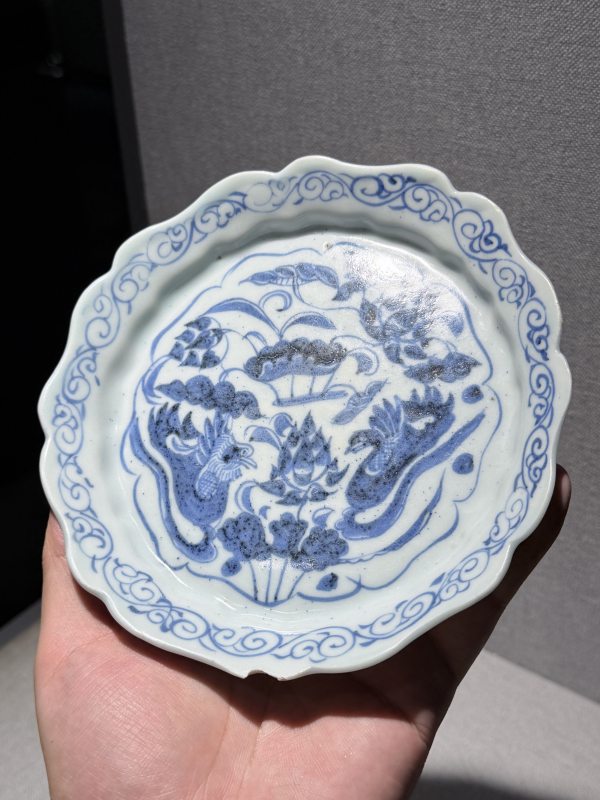 元 青花荷塘鸳鸯纹菱口盘及花口杯一套 - 图16