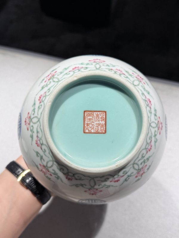 民国 粉彩如意披肩花蝶纹长颈瓶 - 图13