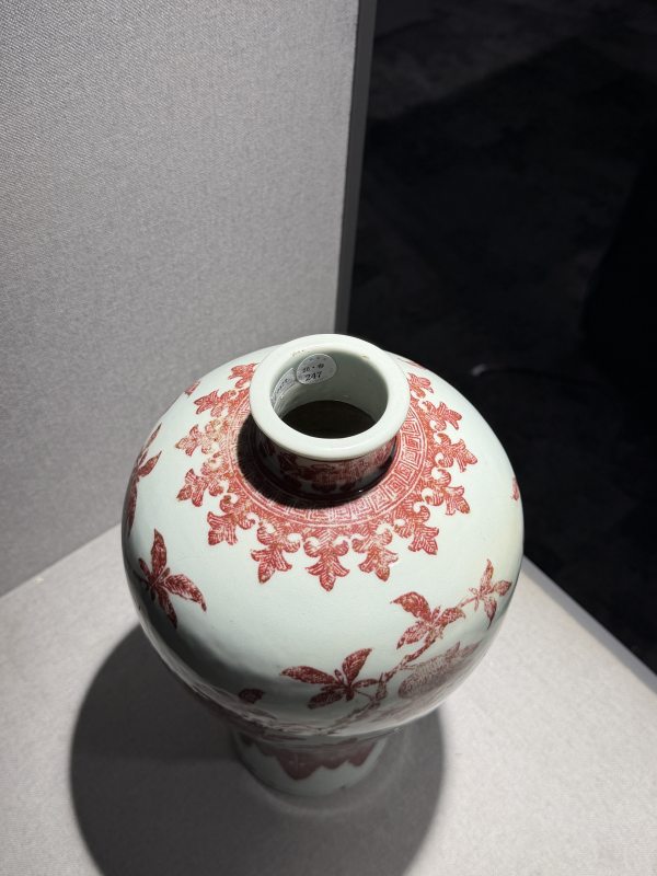 清乾隆 釉里红折枝瑞果梅瓶 - 图9