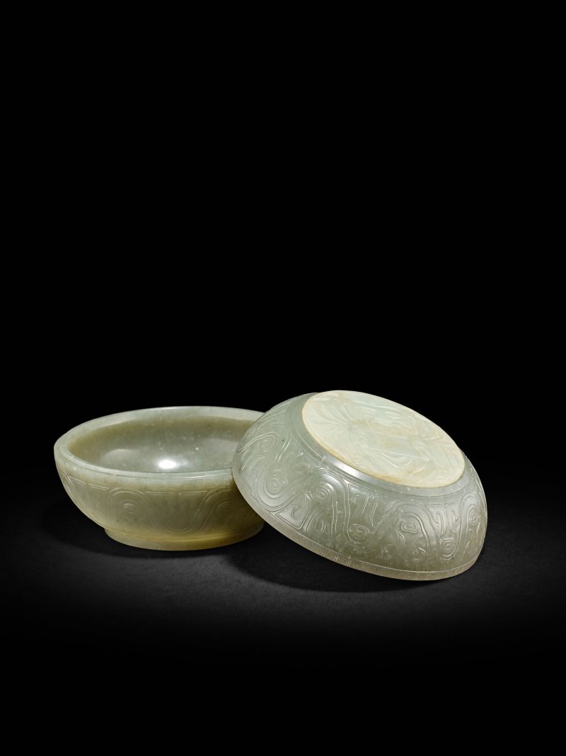 清　青玉圓蓋盒 | A PALE GREEN JADE CIRULAR BOX AND COVER - 图5