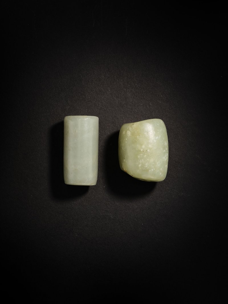 新石器時代　青玉管　一組兩件 | TWO PALE GREEN JADE BEADS - 图2