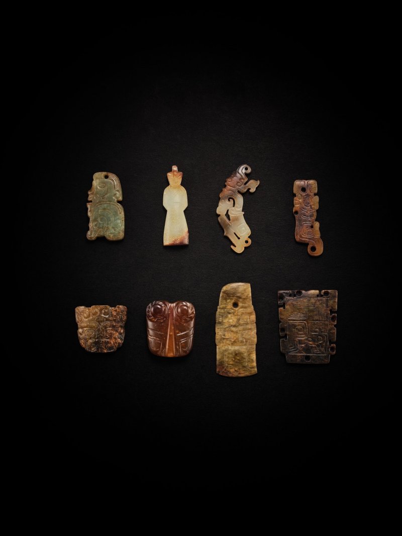 ⻄周及更晚　玉飾件⼀組八件 | A GROUP OF EIGHT JADE ORNAMENTS