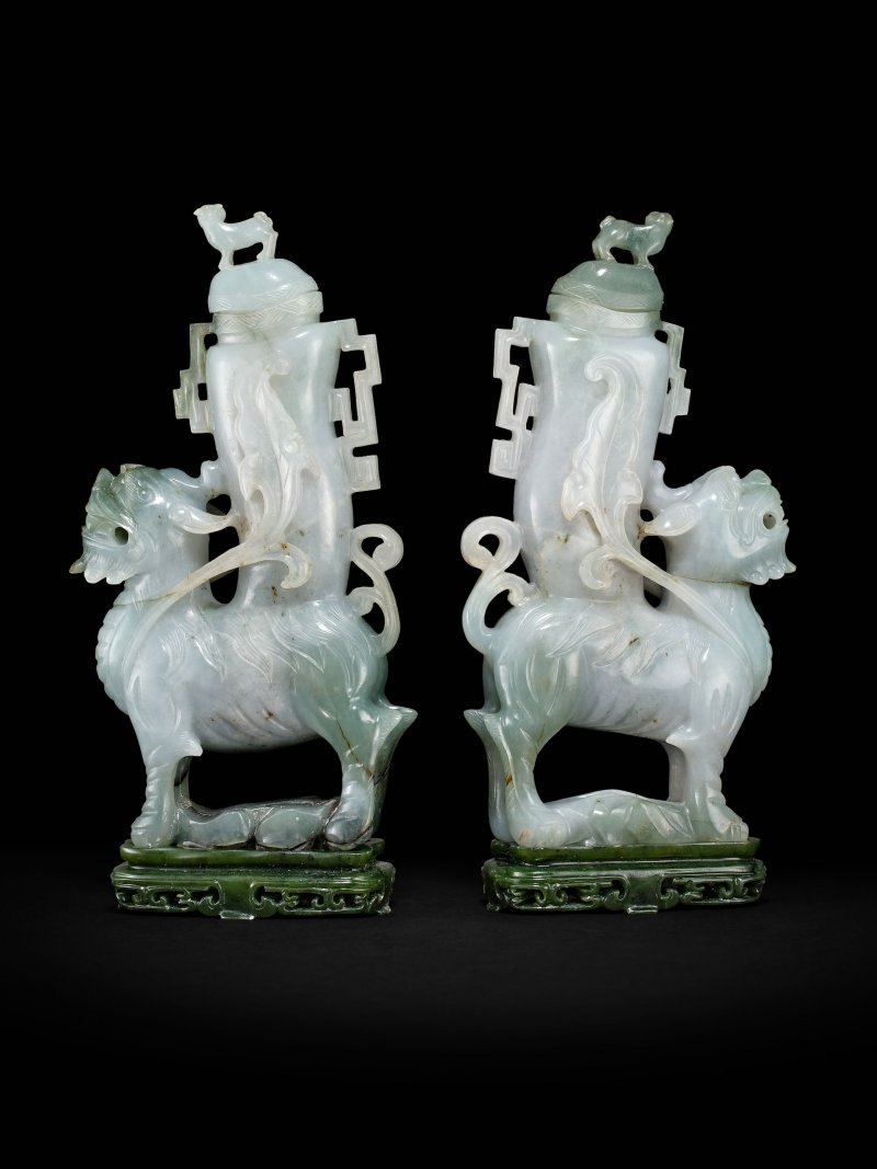 清末/民國　翡翠雕瑞獸蓋瓶一對 | A PAIR OF JADEITE 'MYTHICAL BEAST' VASES AND COVERS - 图2