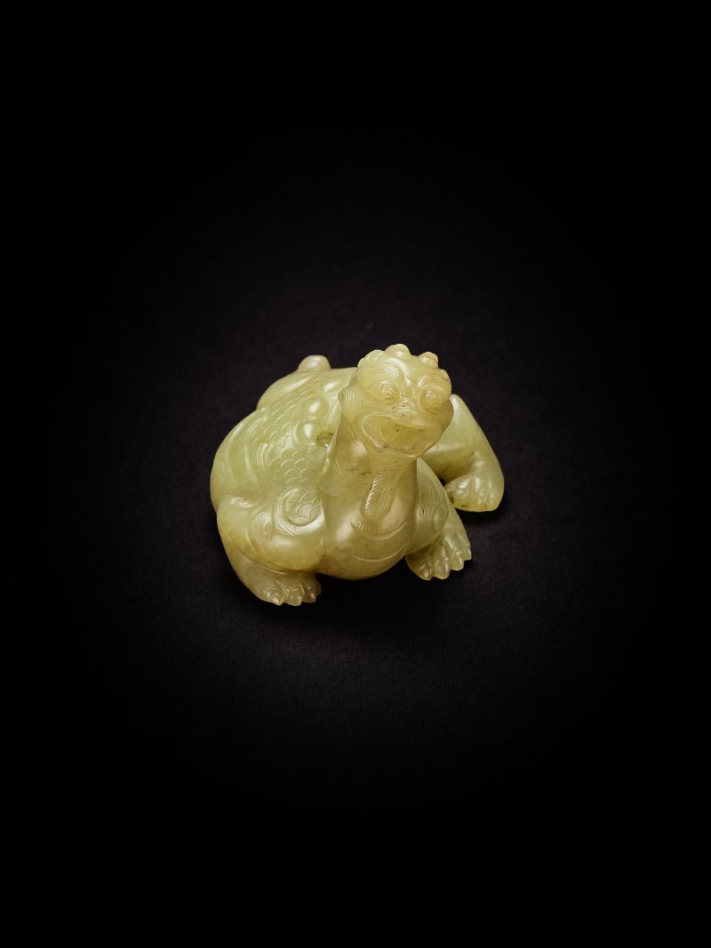清　黃玉瑞獸 | A YELLOW JADE FIGURE OF A MYTHICAL BEAST - 图3