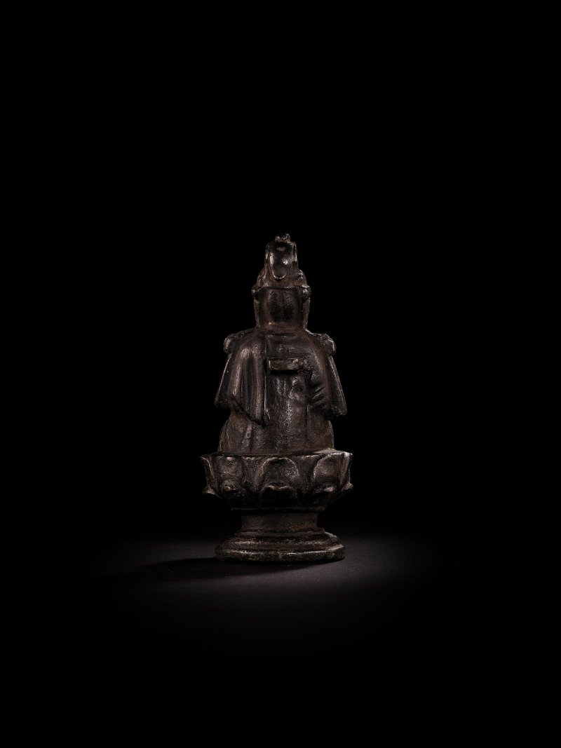 唐及更晚 銅鎏金觀音像、銅觀音坐像、銅觀音立像及銅地藏菩薩坐像 一組四件 | FOUR BRONZE AND GILT-BRONZE BUDDHIST FIGURES - 图7