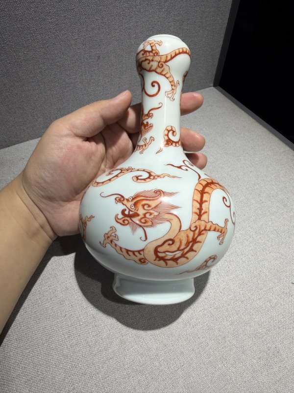 清雍正 矾红龙纹小蒜头瓶 - 图4